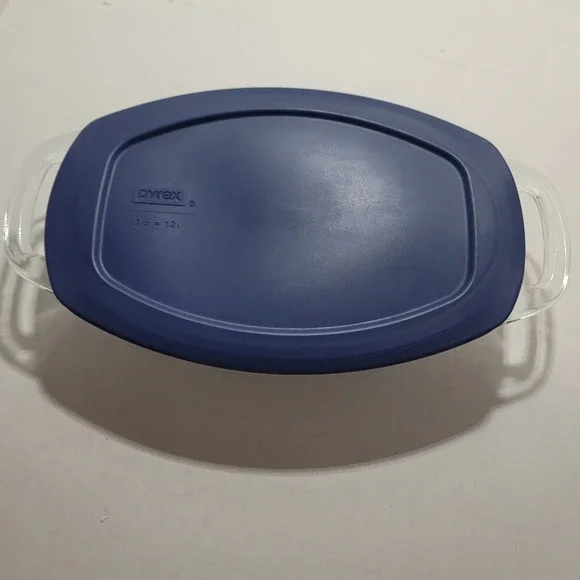 Pyrex 1.3 Qt Easy Grab 10x7 Oval Clear Dish With Navy Blue Snap-On Lid - Picture 1 of 5